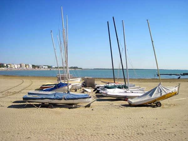 Boats on the empty beach — Stock Photo, Image