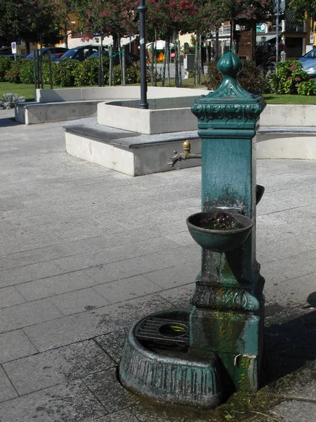 Vecchio pozzo d'acqua in piazza. Italia — Foto Stock