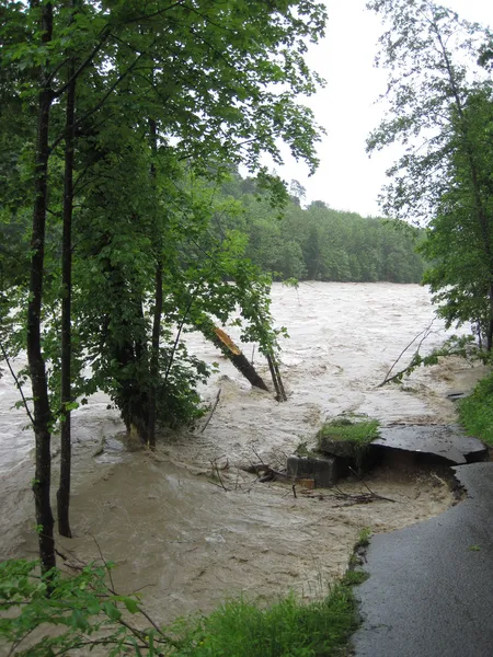 Flash flood. natuurramp. verwoest weg — Stockfoto