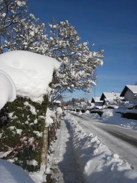 Ville de campagne, la rue couverte de neige — Photo