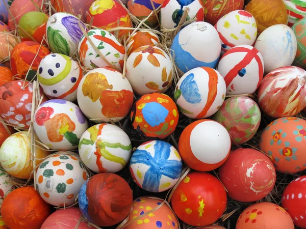 Sfondo con uova di Pasqua decorate per i bambini — Foto Stock