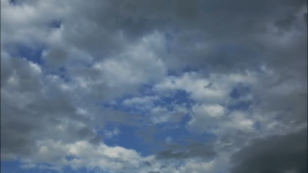 Wetter klärt sich auf - im Zeitraffer Wolken und Himmel — Stockvideo