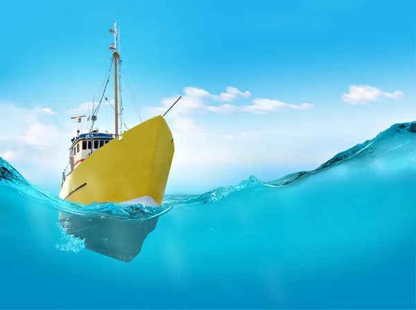 Ship in the sea — Stock Photo, Image