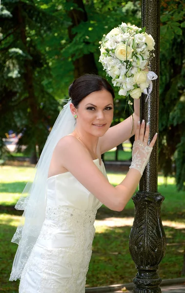 Красивая невеста с букетом — стоковое фото