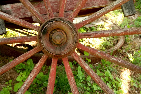 Stare koło wyblakły czerwony wagon — Zdjęcie stockowe