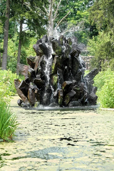 Fonte de água de pedra — Fotografia de Stock