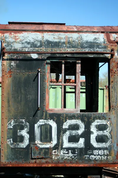 Velha locomotiva de trem enferrujado — Fotografia de Stock