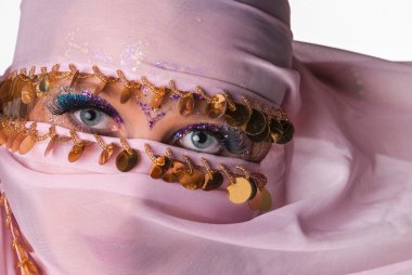 geleneksel pembe peçe giyen genç kadın portresi