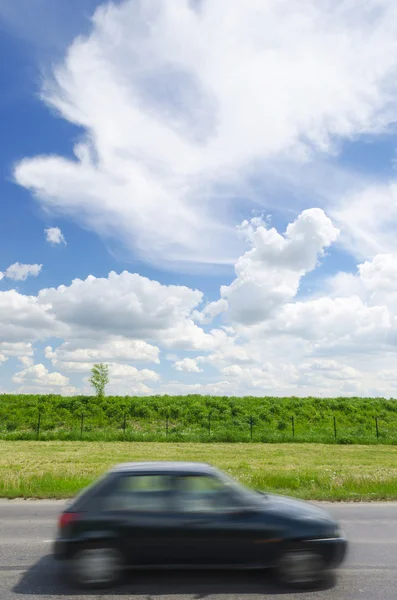 Auto van het prachtige landschap — Stockfoto