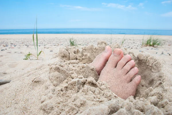 Fötterna på stranden — Stockfoto