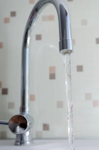 Versare acqua da un rubinetto — Foto Stock