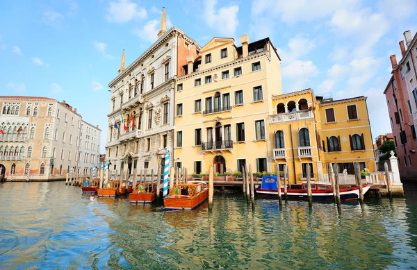 Blick auf Palazzos (Paläste) am Canal Grande in Venedig — Stockfoto
