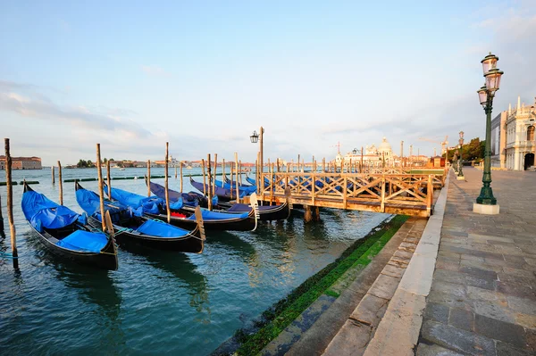 Венецианский утренний пейзаж с гондолами — стоковое фото