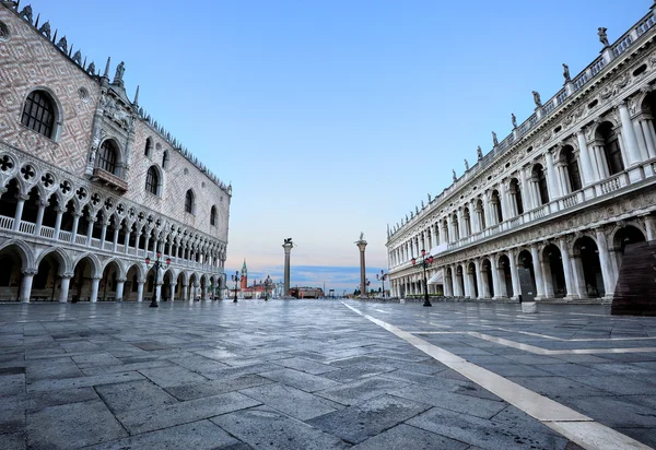 ヴェネツィアのピアッツェッタに表示します。 — ストック写真