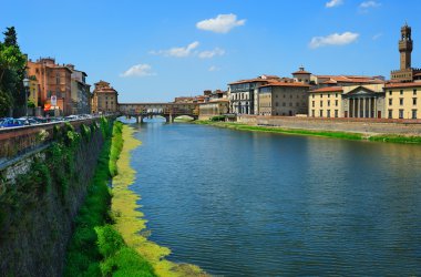 met het oog op de arno rivier en ponte vecchio in florence