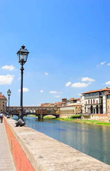 Pintoresca vista al Ponte Vecchio y al río Arno en Florencia — Foto de Stock