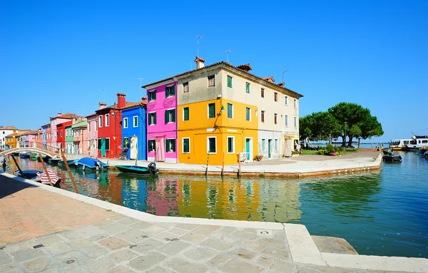 Burano ilha paisagem colorida (Veneza, Itália ) — Fotografia de Stock