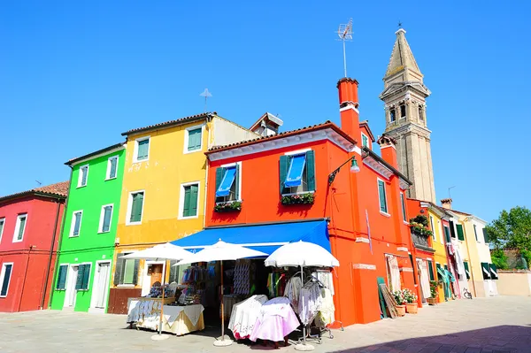 Burano ostrov náměstí s pestrobarevné domy — Stock fotografie