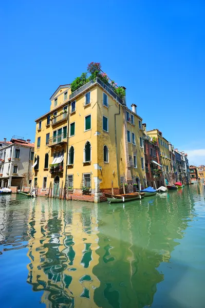 Venetianska landskap med en kanal — Stockfoto