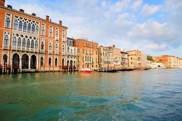 Venetian morning landscape with bright palazzos along Grand Cana — Stock Photo, Image