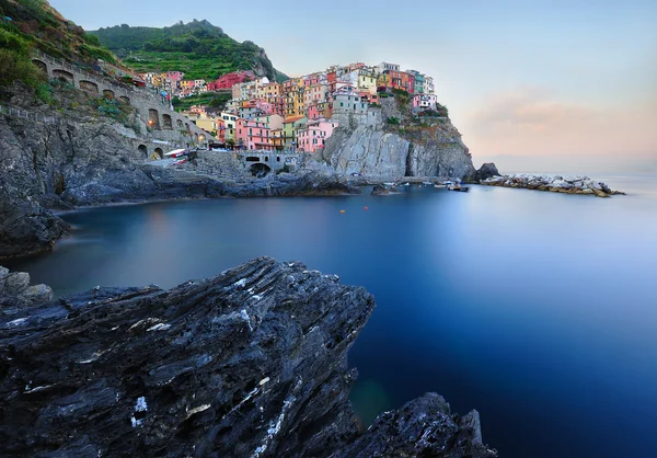 Italiaanse dorp manarola in het aanbreken van de dag — Stockfoto