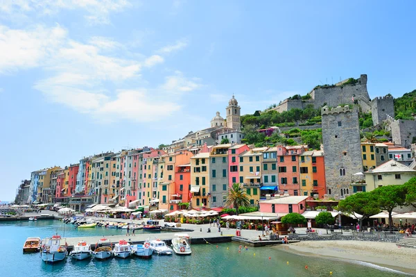 Porto venere τοπίο με πολύχρωμα σπίτια — Φωτογραφία Αρχείου