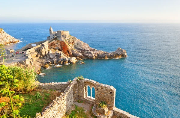 Τοπίο με την εκκλησία του Αγίου Πέτρου στο porto venere — Φωτογραφία Αρχείου