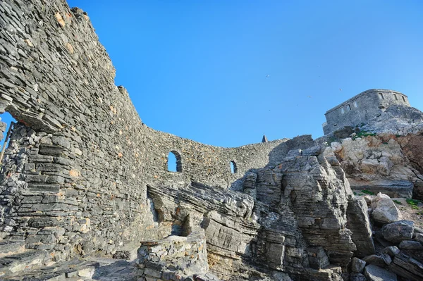 Kale duvarı ve st. peter Kalesi ile peyzaj — Stok fotoğraf