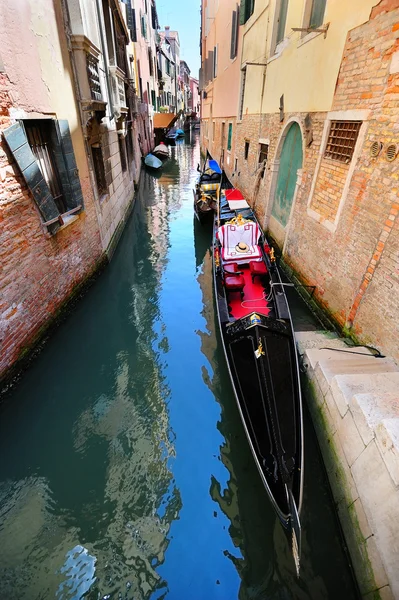 Venetianska landskap med en gondol — Stockfoto