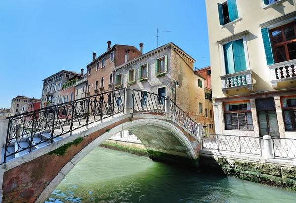 Paisagem veneziana com uma ponte — Fotografia de Stock