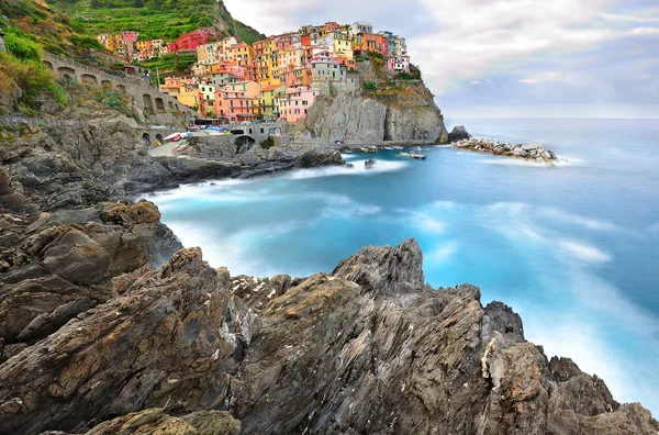 Paysage Manarola aux couleurs froides du matin — Photo