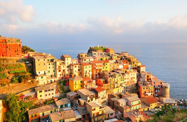 Coucher de soleil pittoresque dans Manarola coloré — Photo