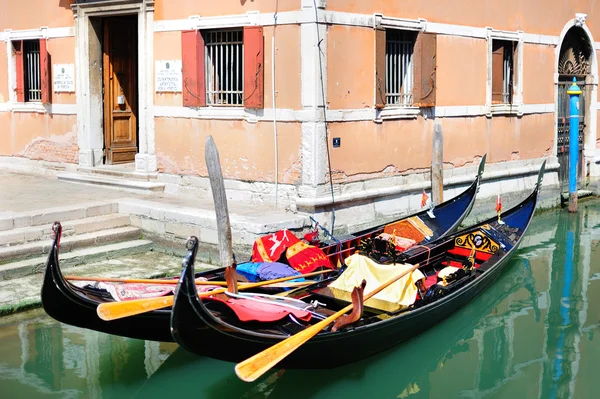Traditional Venetian landscape with gondolas — Stock Photo, Image