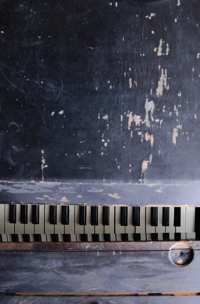 Old shattered piano background — Stock Photo, Image