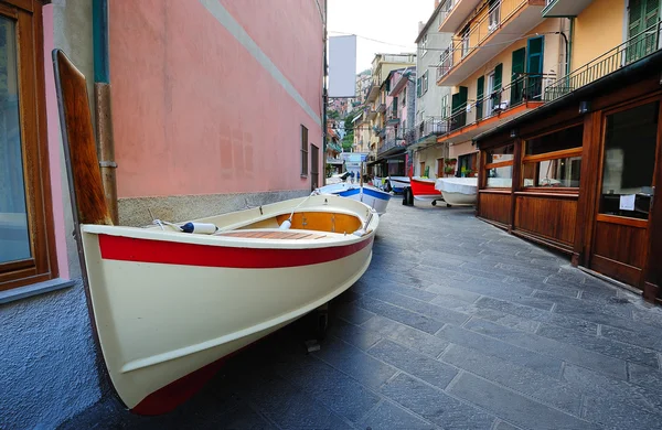 Gatan med fiskebåtar i en traditionell italiensk by manar — Stockfoto