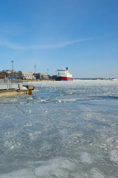 Hafen von Helsinki mit Eis bedeckt — Stockfoto