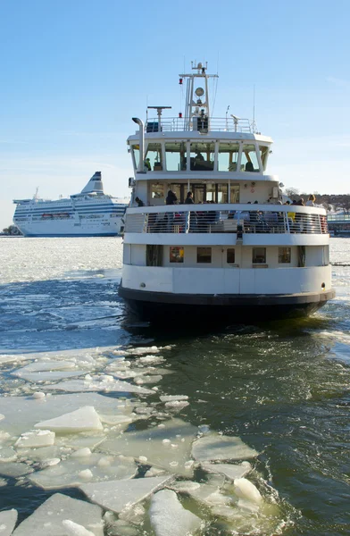 Het schip in de haven van helsinki — Stockfoto