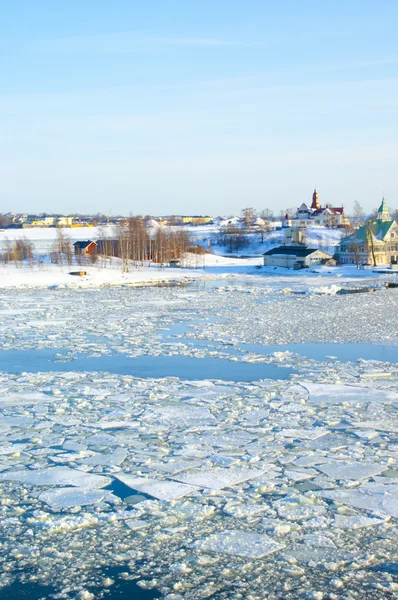 Blick auf die Eisdrift und die Inseln in Helsinki — Stockfoto