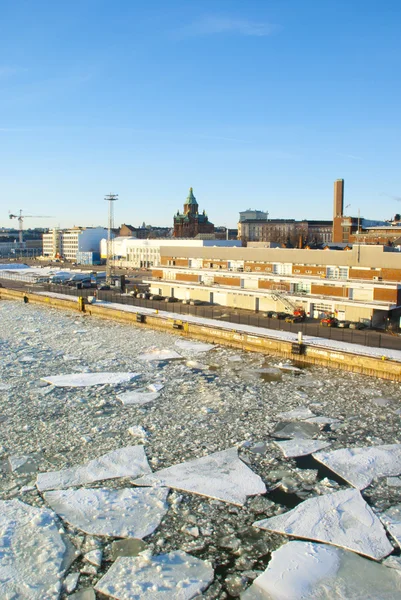 Vista para a Catedral da Assunção Ortodoxa durante a deriva de gelo — Fotografia de Stock