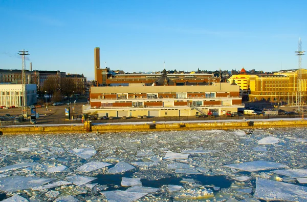 Porto di Helsinki durante la deriva di ghiaccio — Foto Stock