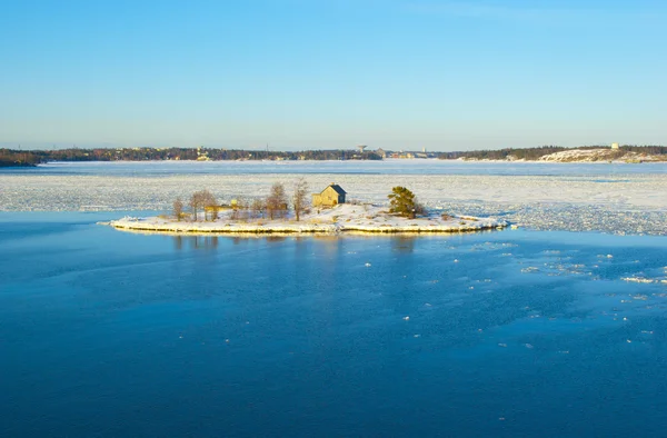 Snöiga ö i Östersjön i finland — Stockfoto