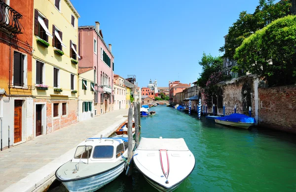 Canal Aquamarine com barcos em Veneza — Fotografia de Stock