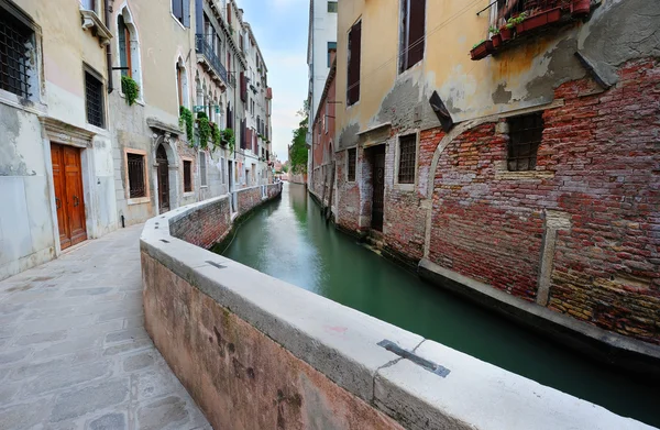 Dijk van een groene kanaal in Venetië — Stockfoto