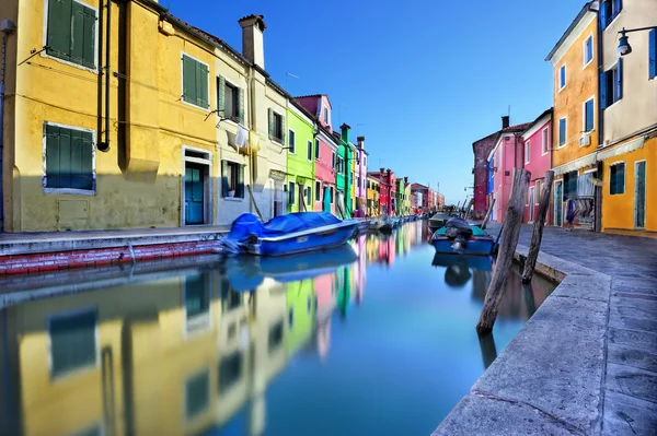 Canal e casas coloridas da ilha de Burano em Veneza — Fotografia de Stock