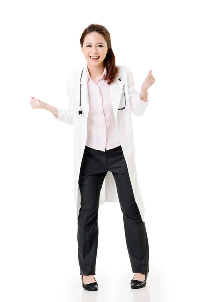 Веселый азиатский врач — стоковое фото