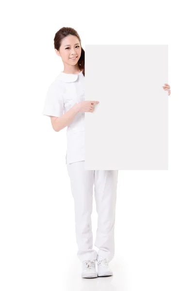Медсестра с пустой доской — стоковое фото