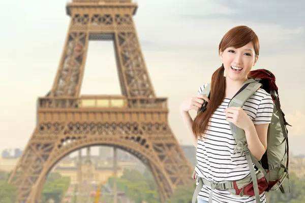Mujer viaja a París — Foto de Stock