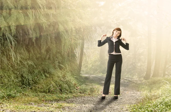 Femme d'affaires se détendre dans la forêt — Photo