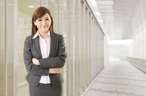 Уверенная азиатская деловая женщина — стоковое фото