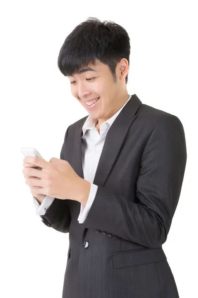 Счастливый улыбающийся бизнесмен пользуется мобильным телефоном — стоковое фото